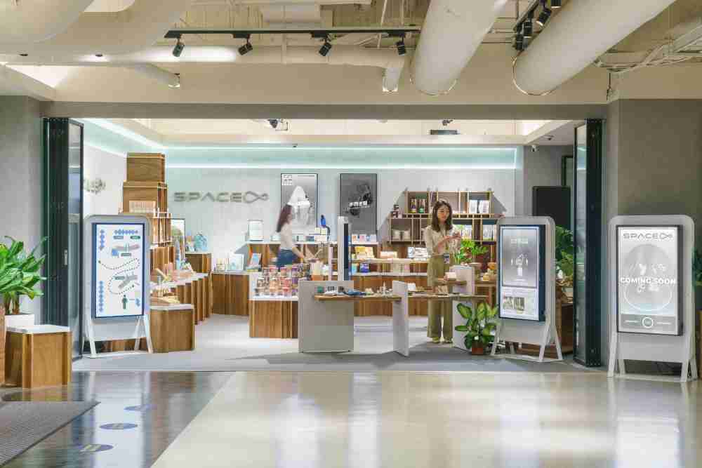 森林舞会打造永续选物商店，，，展示社企及社创商品，，，，结合创利空间所开发的智能零售系统，，，整合多元产品信息，，让无人商店扮演公益行动的推手