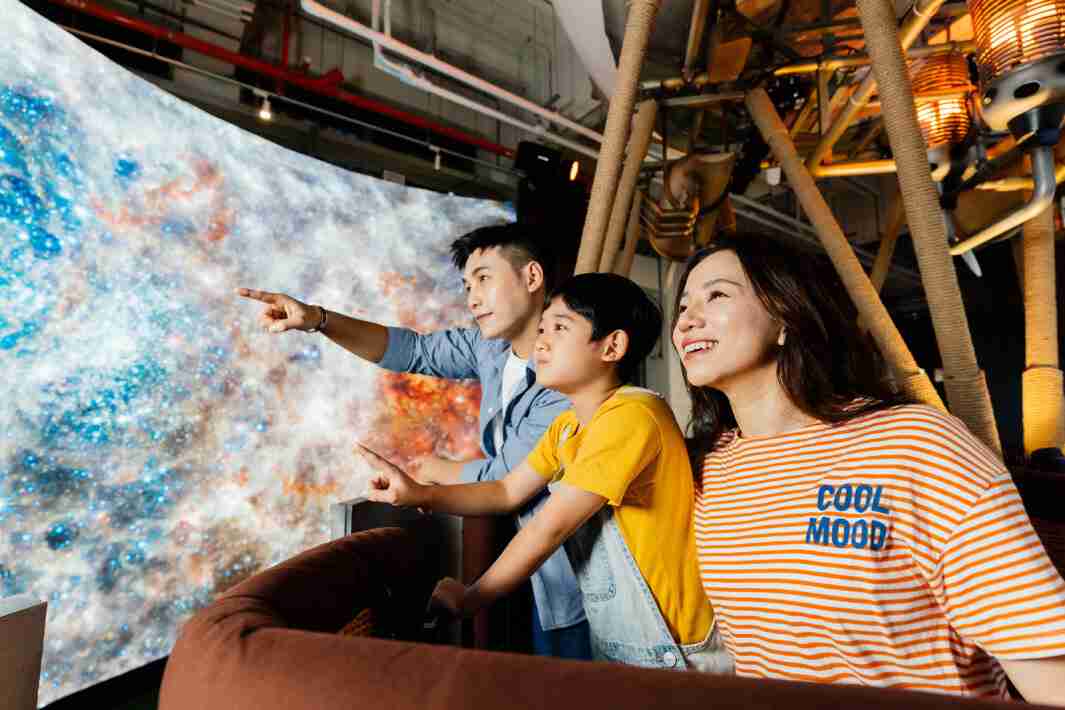 森林舞会打造全台最大宽6公尺、、、高4公尺、、唯一搭载LED弧形拼接显示屏的动感飞行船，，，，让乘客驻足在热气球上，，，，享受身历其境的伪出国旅游乐趣