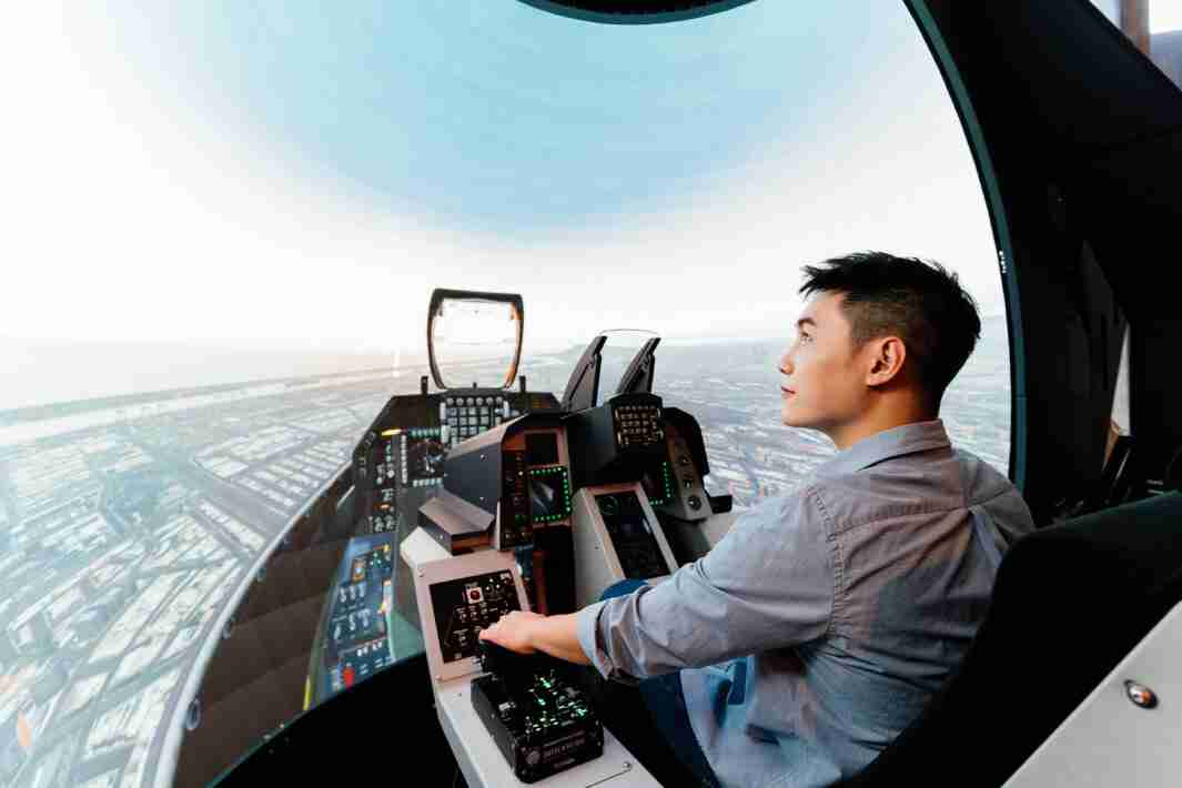 森林舞会以P1.25小间距打造球形LED模拟舱，，，搭配智崴的精密六轴动态座椅，，结合森林舞会专业影像调校技术，，，呈现拟真模拟飞行场景