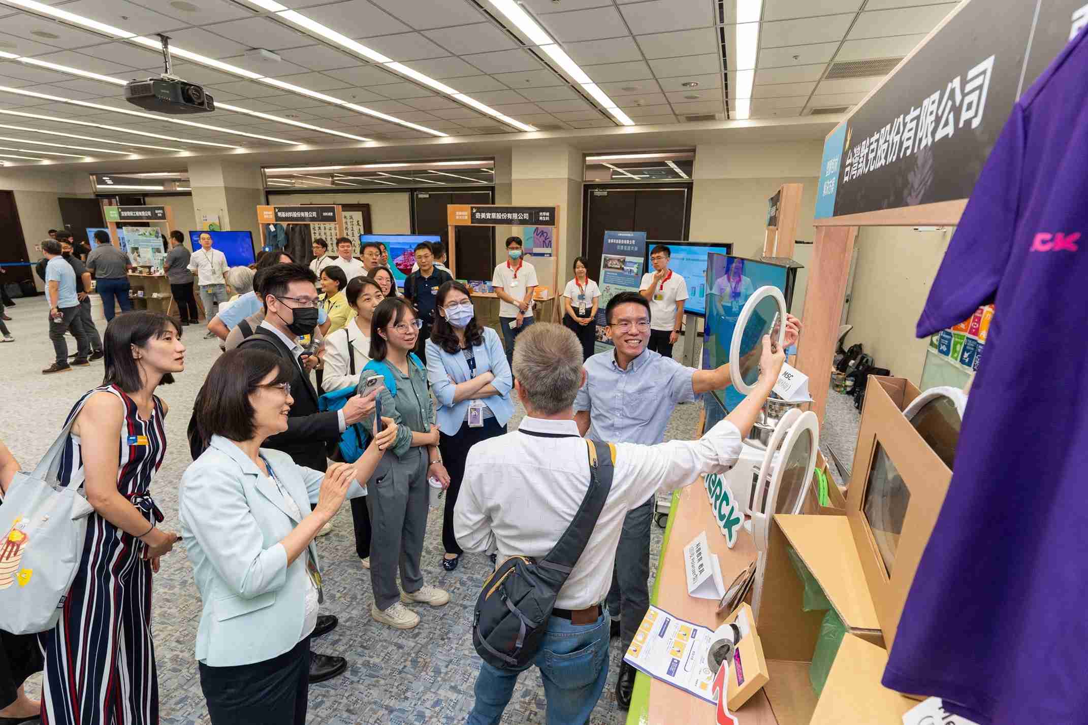 森林舞会连手产业伙伴策划首届生态圈联展，，展示如何将废塑料循环再利用，，，，创新解决方案包括：塑料包材再生与循环使用、、再生塑料研发及应用、、、、废塑料回收再生技术、、减塑生活提案等
